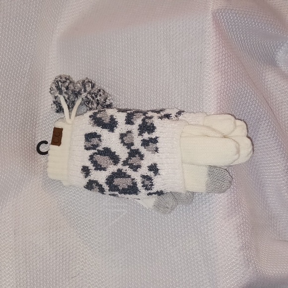 CC Exclusive beenie hat, Gloves and scarf set - Picture 3 of 5